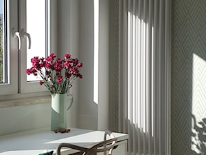 Zielony Żoliborz - Średnie w osobnym pomieszczeniu białe szare biuro, styl nowoczesny - zdjęcie od IDEALS . Marta Jaślan Interiors