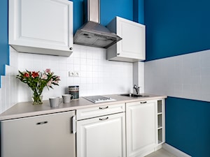 Apartament z klasą - rearanżacja i home staging mieszkania na wynajem - Mała zamknięta z kamiennym blatem biała niebieska z zabudowaną lodówką z nablatowym zlewozmywakiem kuchnia jednorzędowa, styl tradycyjny - zdjęcie od IDEALS . Marta Jaślan Interiors