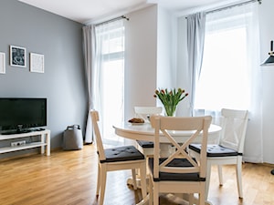 Rearanżacja i home staging mieszkania na wynajem - Średni biały szary salon z jadalnią z tarasem / balkonem, styl skandynawski - zdjęcie od IDEALS . Marta Jaślan Interiors