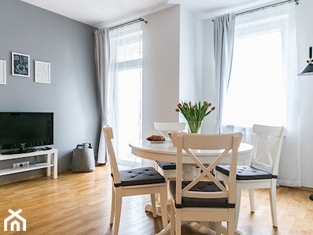 Aranżacje wnętrz - Salon: Rearanżacja i home staging mieszkania na wynajem - Średni biały szary salon z jadalnią z tarasem / balkonem, styl skandynawski - IDEALS . Marta Jaślan Interiors. Przeglądaj, dodawaj i zapisuj najlepsze zdjęcia, pomysły i inspiracje designerskie. W bazie mamy już prawie milion fotografii!