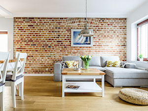 Mieszkanie w stylu nadmorskim - Sopot - Średni biały salon z jadalnią - zdjęcie od SANHAUS Jarosław Ziółek