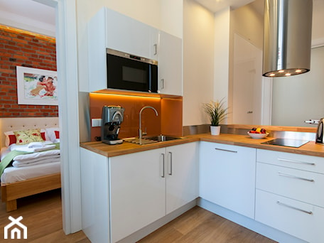 Aranżacje wnętrz - Kuchnia: Apartament Floryda / SANHAUS APARTMENTS / Sopot - SANHAUS Jarosław Ziółek. Przeglądaj, dodawaj i zapisuj najlepsze zdjęcia, pomysły i inspiracje designerskie. W bazie mamy już prawie milion fotografii!