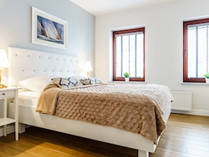 Mieszkanie w stylu nadmorskim - Sopot - Średnia biała szara sypialnia - zdjęcie od SANHAUS Jarosław Ziółek