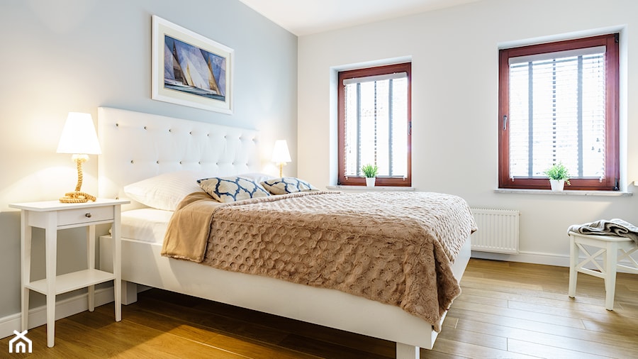 Mieszkanie w stylu nadmorskim - Sopot - Średnia biała szara sypialnia - zdjęcie od SANHAUS Jarosław Ziółek