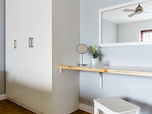 Mieszkanie w stylu nadmorskim - Sopot - Średnia szara sypialnia - zdjęcie od SANHAUS Jarosław Ziółek
