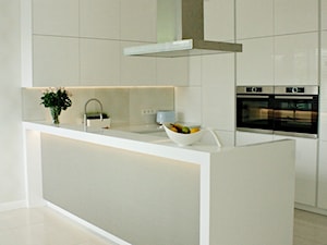 Minimalistyczna kuchnia w Serocku - Średnia otwarta z salonem biała z zabudowaną lodówką kuchnia w kształcie litery u, styl minimalistyczny - zdjęcie od LAVIANO Kuchnie i Wnętrza