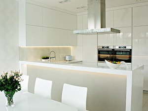 Minimalistyczna kuchnia w Serocku - Średnia otwarta z salonem z kamiennym blatem biała z zabudowaną lodówką kuchnia w kształcie litery u z oknem, styl minimalistyczny - zdjęcie od LAVIANO Kuchnie i Wnętrza