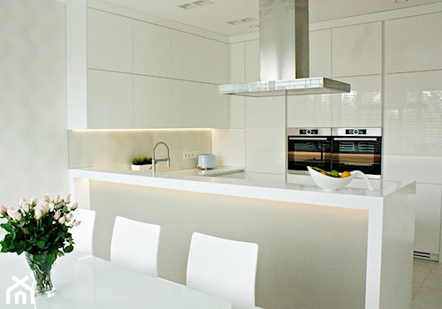 Minimalistyczna kuchnia w Serocku - Średnia otwarta z salonem z kamiennym blatem biała z zabudowaną lodówką kuchnia w kształcie litery u z oknem, styl minimalistyczny - zdjęcie od LAVIANO Kuchnie i Wnętrza