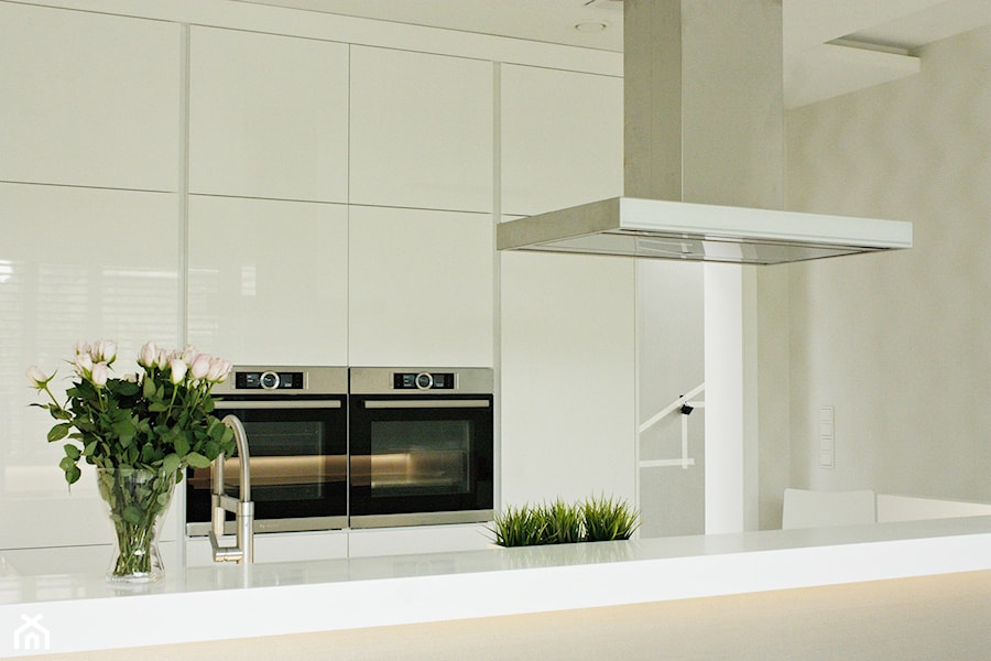 Minimalistyczna kuchnia w Serocku - Średnia otwarta beżowa z zabudowaną lodówką kuchnia jednorzędowa z wyspą lub półwyspem, styl minimalistyczny - zdjęcie od LAVIANO Kuchnie i Wnętrza