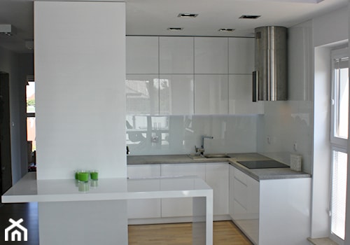 Nowoczesna kuchnia połączona z Salonem - Średnia otwarta z salonem z kamiennym blatem biała z zabudowaną lodówką kuchnia w kształcie litery g z kompozytem na ścianie nad blatem kuchennym, styl minimalistyczny - zdjęcie od LAVIANO Kuchnie i Wnętrza