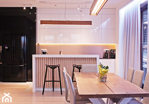 Średnia z salonem biała kuchnia jednorzędowa z wyspą lub półwyspem, styl nowoczesny - zdjęcie od LAVIANO Kuchnie i Wnętrza