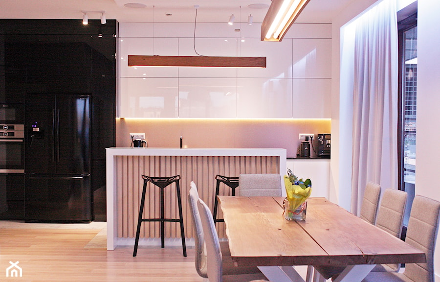 Średnia z salonem biała kuchnia jednorzędowa z wyspą lub półwyspem, styl nowoczesny - zdjęcie od LAVIANO Kuchnie i Wnętrza