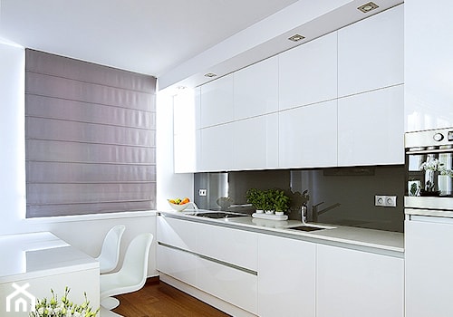 Mieszkanie 58m2 Warszawa Śródmieście - Średnia otwarta z salonem biała czarna z zabudowaną lodówką z podblatowym zlewozmywakiem kuchnia jednorzędowa, styl minimalistyczny - zdjęcie od LAVIANO Kuchnie i Wnętrza