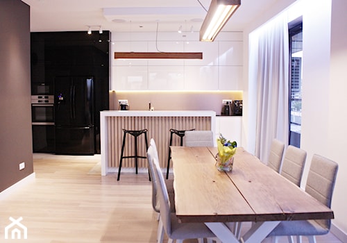 Średnia otwarta z salonem biała z zabudowaną lodówką kuchnia dwurzędowa z wyspą lub półwyspem z oknem, styl nowoczesny - zdjęcie od LAVIANO Kuchnie i Wnętrza