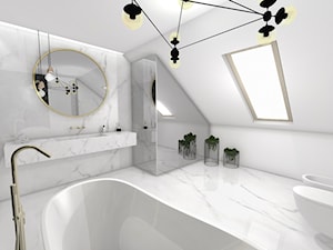 Łazienka glamour - Duża na poddaszu z lustrem z marmurową podłogą łazienka z oknem - zdjęcie od Studio FORMAT HOME