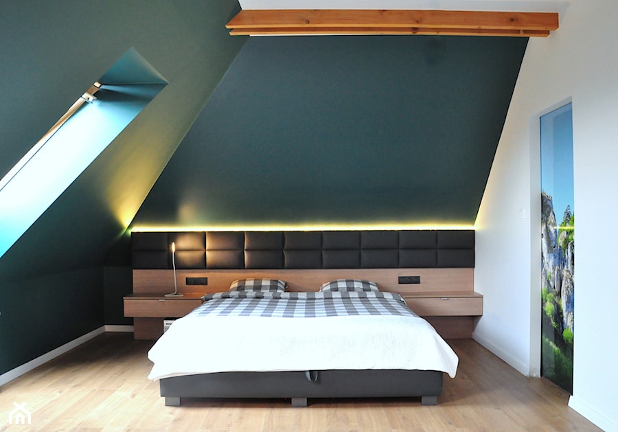 Dom w Karniowicach - Mała biała czarna sypialnia na poddaszu, styl nowoczesny - zdjęcie od Studio FORMAT HOME