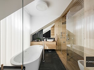 Sypialnia połączona z łazienką - Duża na poddaszu z lustrem z marmurową podłogą łazienka z oknem, styl nowoczesny - zdjęcie od Studio FORMAT HOME
