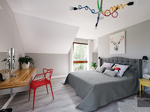 Dom koło Ojcowa - Średnia biała szara sypialnia na poddaszu - zdjęcie od Studio FORMAT HOME