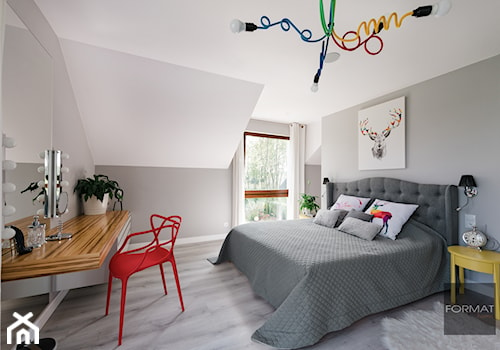 Dom koło Ojcowa - Średnia biała szara sypialnia na poddaszu - zdjęcie od Studio FORMAT HOME