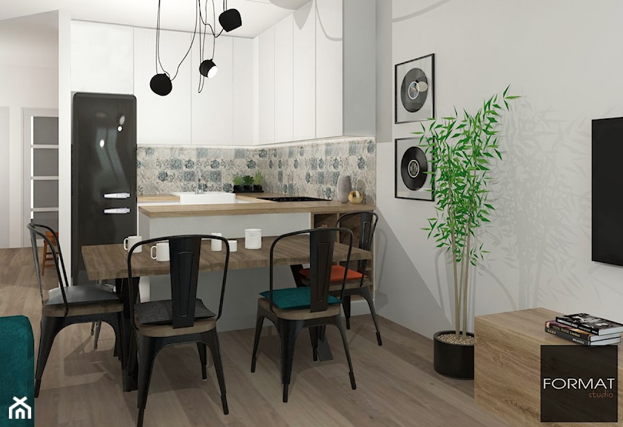 Mieszkanie ludzi z pasją - Mała otwarta z salonem szara z zabudowaną lodówką z nablatowym zlewozmywakiem kuchnia w kształcie litery u, styl industrialny - zdjęcie od Studio FORMAT HOME