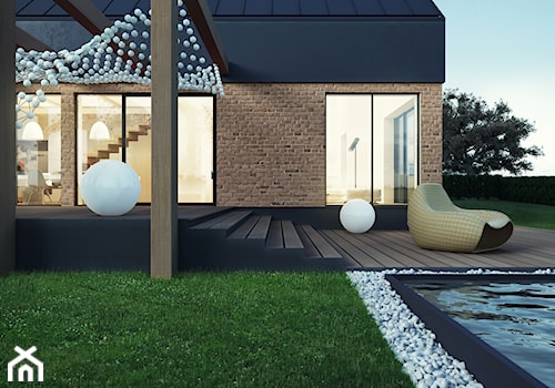 Dom w stylu skandynawskim - Średni z lampami stojącymi ogród za domem z basenem - zdjęcie od FORMAarchitekci