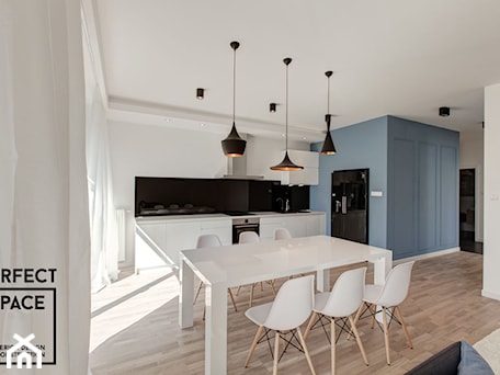 Aranżacje wnętrz - Kuchnia: White, Black & Blue - Kuchnia, styl skandynawski - Perfect Space Interior Design & Construction. Przeglądaj, dodawaj i zapisuj najlepsze zdjęcia, pomysły i inspiracje designerskie. W bazie mamy już prawie milion fotografii!