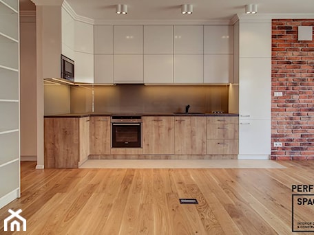 Aranżacje wnętrz - Kuchnia: White & Wood - Kuchnia, styl tradycyjny - Perfect Space Interior Design & Construction. Przeglądaj, dodawaj i zapisuj najlepsze zdjęcia, pomysły i inspiracje designerskie. W bazie mamy już prawie milion fotografii!
