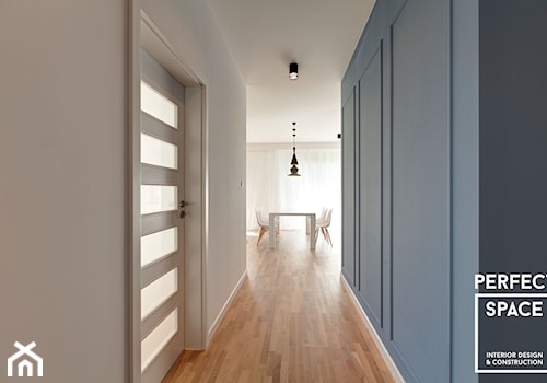White, Black & Blue - Hol / przedpokój, styl tradycyjny - zdjęcie od Perfect Space Interior Design & Construction