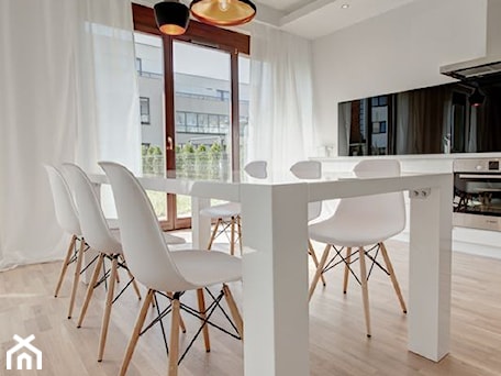 Aranżacje wnętrz - Jadalnia: White, Black & Blue - Jadalnia, styl minimalistyczny - Perfect Space Interior Design & Construction. Przeglądaj, dodawaj i zapisuj najlepsze zdjęcia, pomysły i inspiracje designerskie. W bazie mamy już prawie milion fotografii!