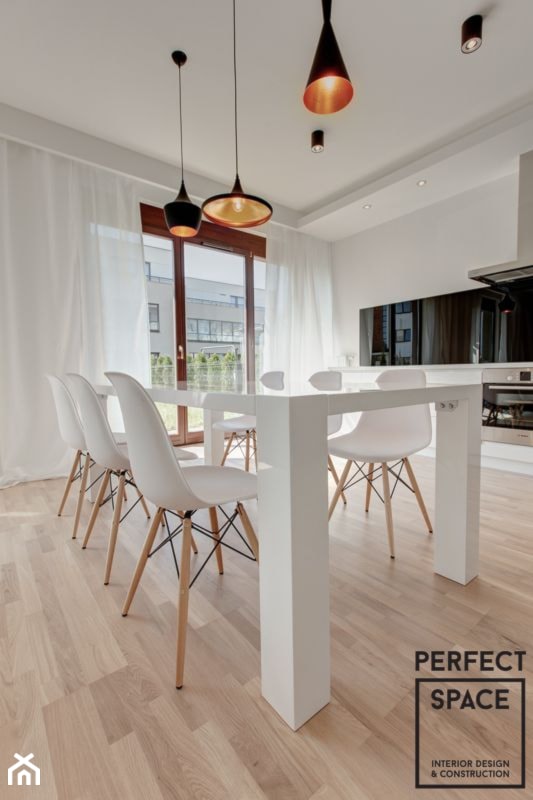 White, Black & Blue - Jadalnia, styl minimalistyczny - zdjęcie od Perfect Space Interior Design & Construction