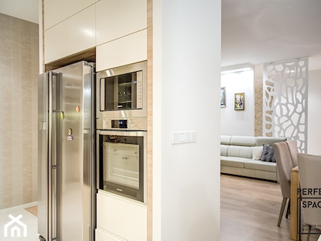 Aranżacje wnętrz - Kuchnia: The Best Of - 2 poziomowe mieszkanie - Kuchnia - Perfect Space Interior Design & Construction. Przeglądaj, dodawaj i zapisuj najlepsze zdjęcia, pomysły i inspiracje designerskie. W bazie mamy już prawie milion fotografii!