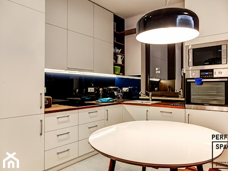 Aranżacje wnętrz - Kuchnia: Nieszablonowo / 2 pokoje - Kuchnia - Perfect Space Interior Design & Construction. Przeglądaj, dodawaj i zapisuj najlepsze zdjęcia, pomysły i inspiracje designerskie. W bazie mamy już prawie milion fotografii!