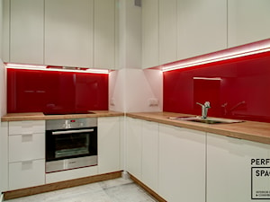 Czerwony akcent - Kuchnia, styl nowoczesny - zdjęcie od Perfect Space Interior Design & Construction