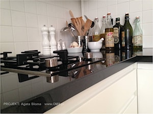 prosta kuchnia z granitowym blatem - zdjęcie od OMII. Agata Słoma