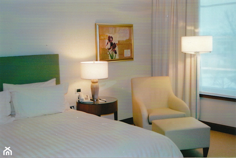 sypialnia w jasnych kolorach - zdjęcie od OMII. Agata Słoma