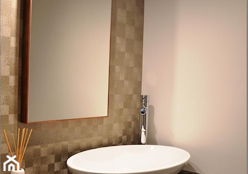 Toaleta dla gości z tapetą 3D - zdjęcie od OMII. Agata Słoma
