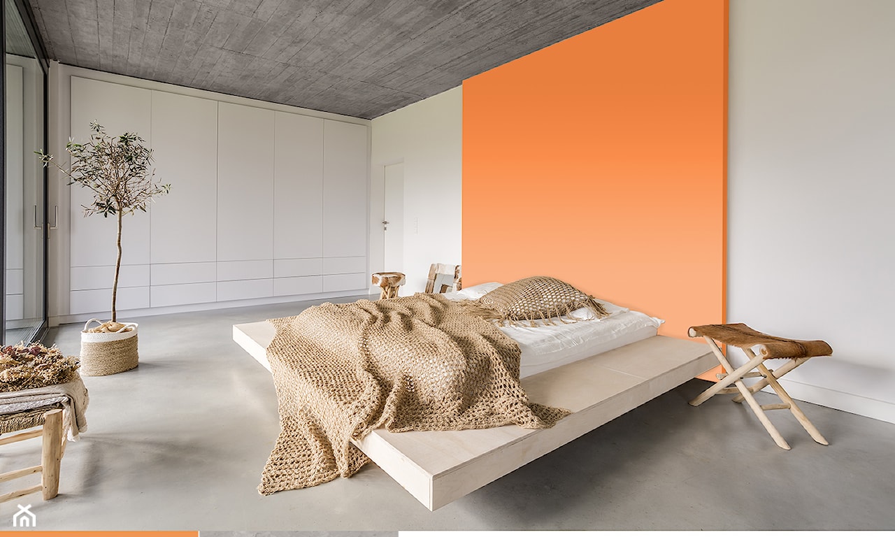 betonowy sufit, minimalistyczna sypialnia, pomarańczowa ściana w sypialni