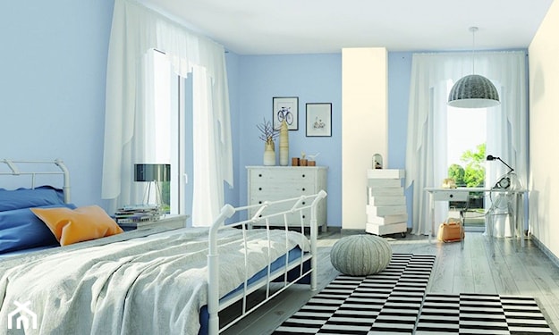 białe meble i błękitne ściany