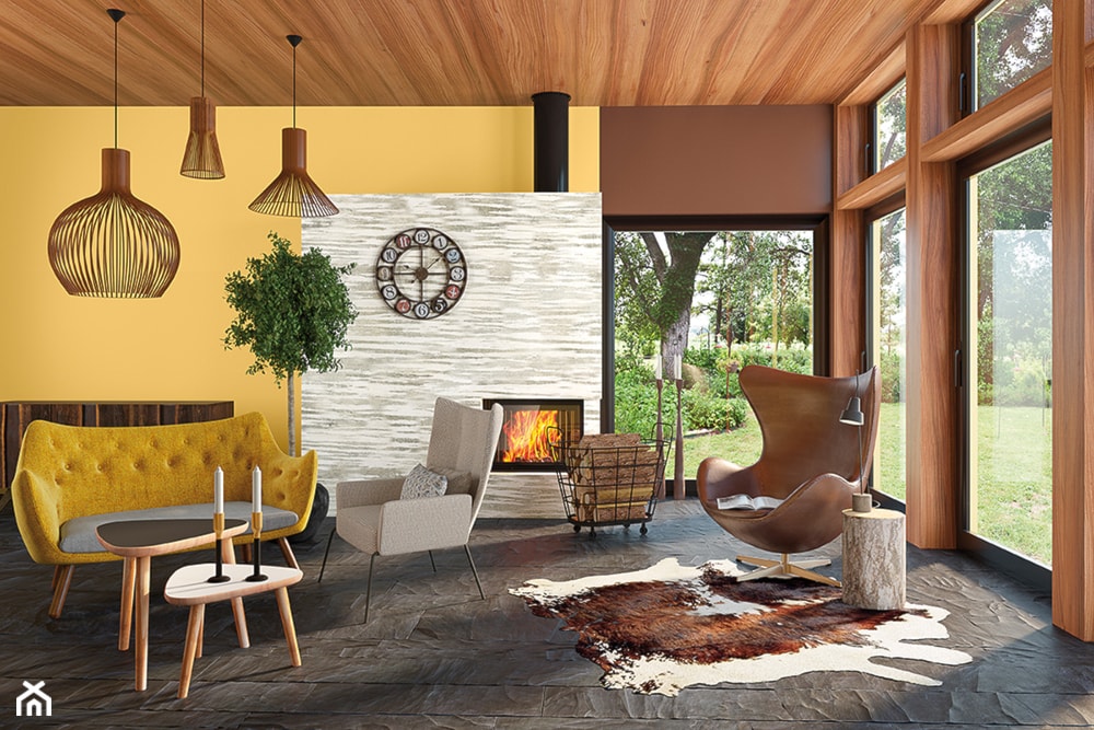 salon w stylu etnicznym, skórzany fotel, drewniany sufit, żółte ściany w salonie, skóra na podłodze, drewniana lampa wisząca