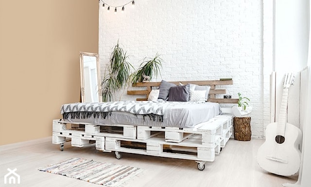 sypialnia w stylu eklektycznym z drewnianą ścianą