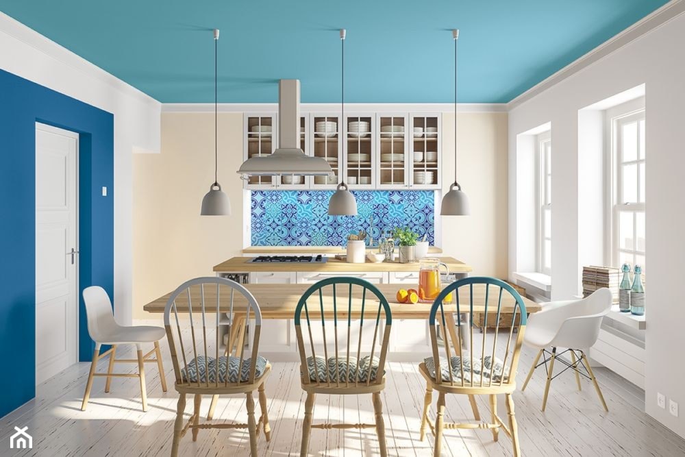 niebieski sufit w kuchni, kuchnia z niebieskim sufitem