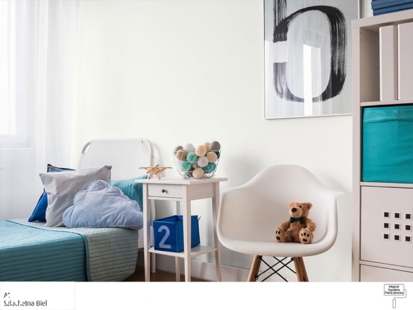 białe ściany w pokoju dziecka, białe krzesło, niebieska narzuta, niebieskie poduszki