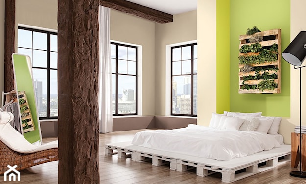 sypialnia w stylu naturalnym z zieloną ścianą
