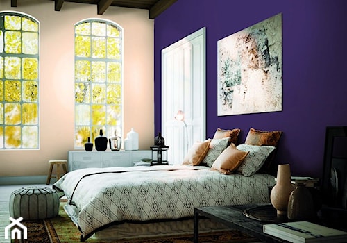 Aranżacje - Duża beżowa fioletowa z biurkiem sypialnia, styl nowoczesny - zdjęcie od Magnat Magia Szlachetnych Barw