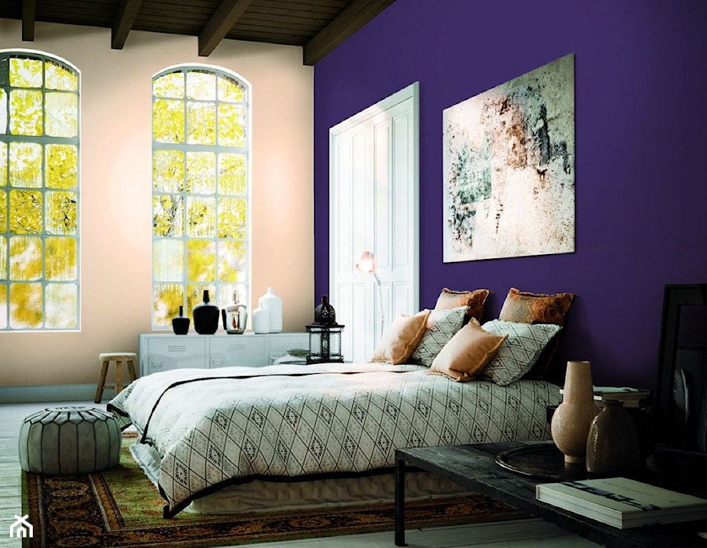 fioletowa ściana w sypialni