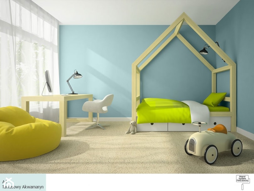 błękitne ściany, łóżko dziecięce z baldachimem w kształcie domku