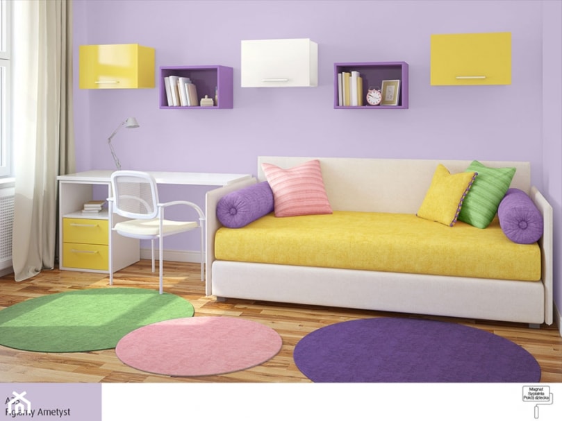 wrzosowe ściany w pokoju dziecka, okrągłe dywaniki w różnych kolorach, białe biurko, żółte szafki