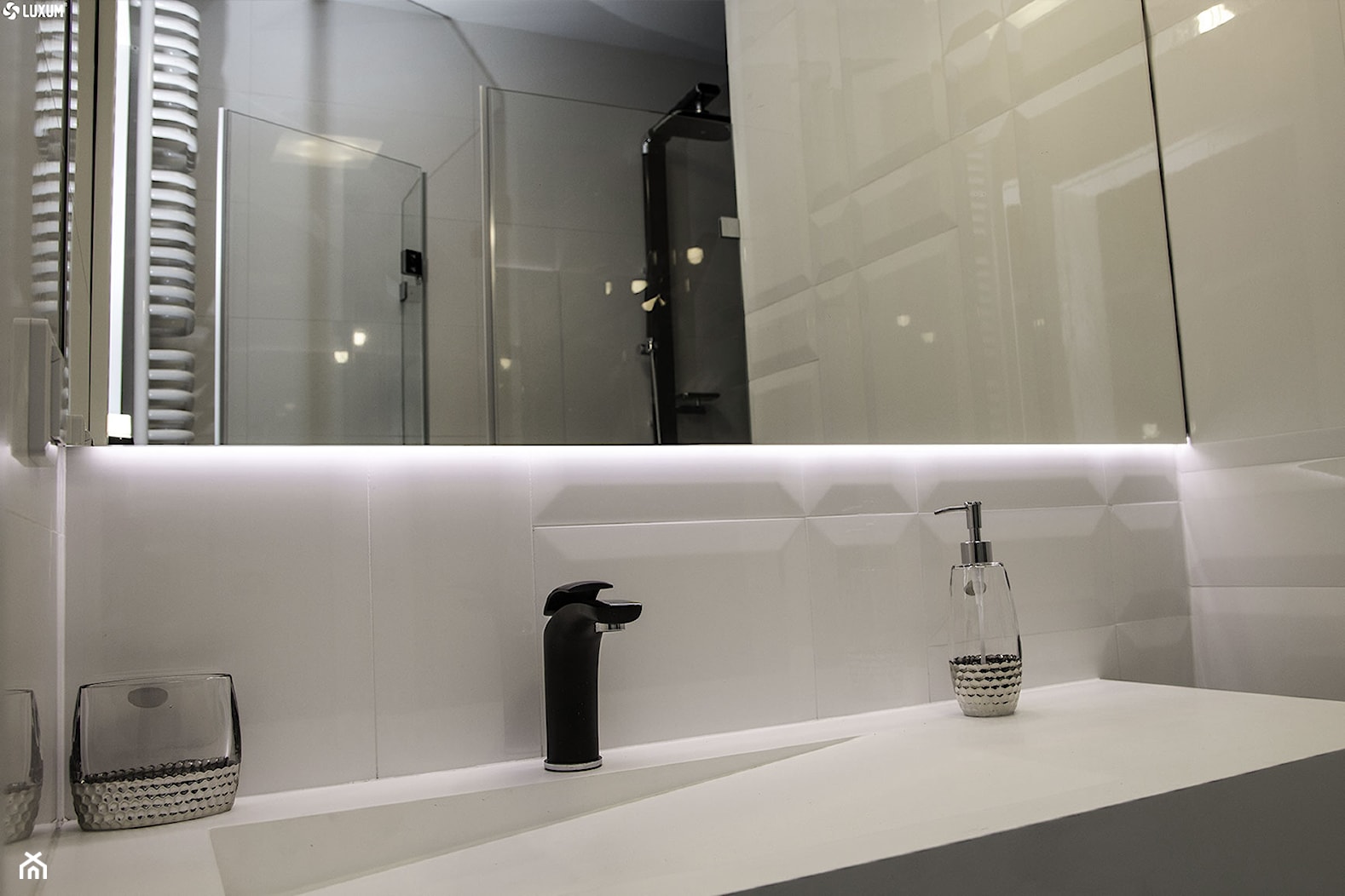 Prostokątna umywalka z odpływem liniowym od Luxum. - Mała łazienka, styl skandynawski - zdjęcie od Luxum - Homebook