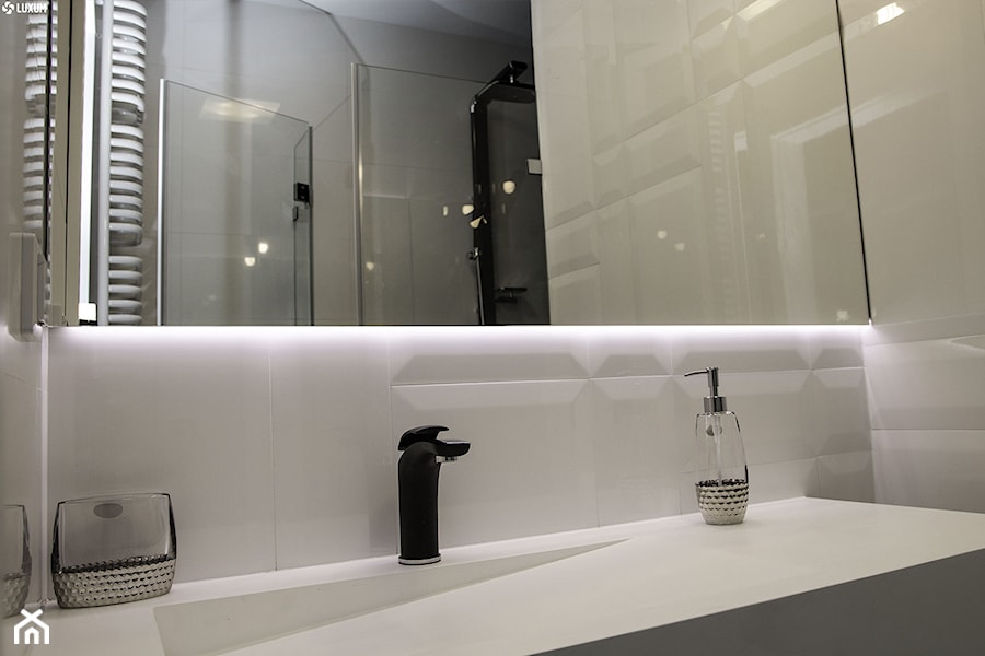 Prostokątna umywalka z odpływem liniowym od Luxum. - Mała łazienka, styl skandynawski - zdjęcie od Luxum