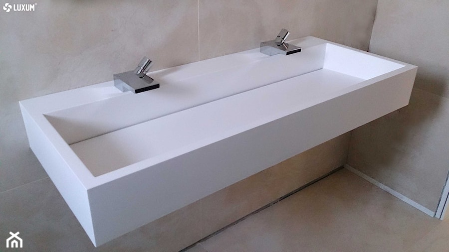 Podwójna, samonośna umywalka z odpływem liniowym. - Łazienka, styl minimalistyczny - zdjęcie od Luxum
